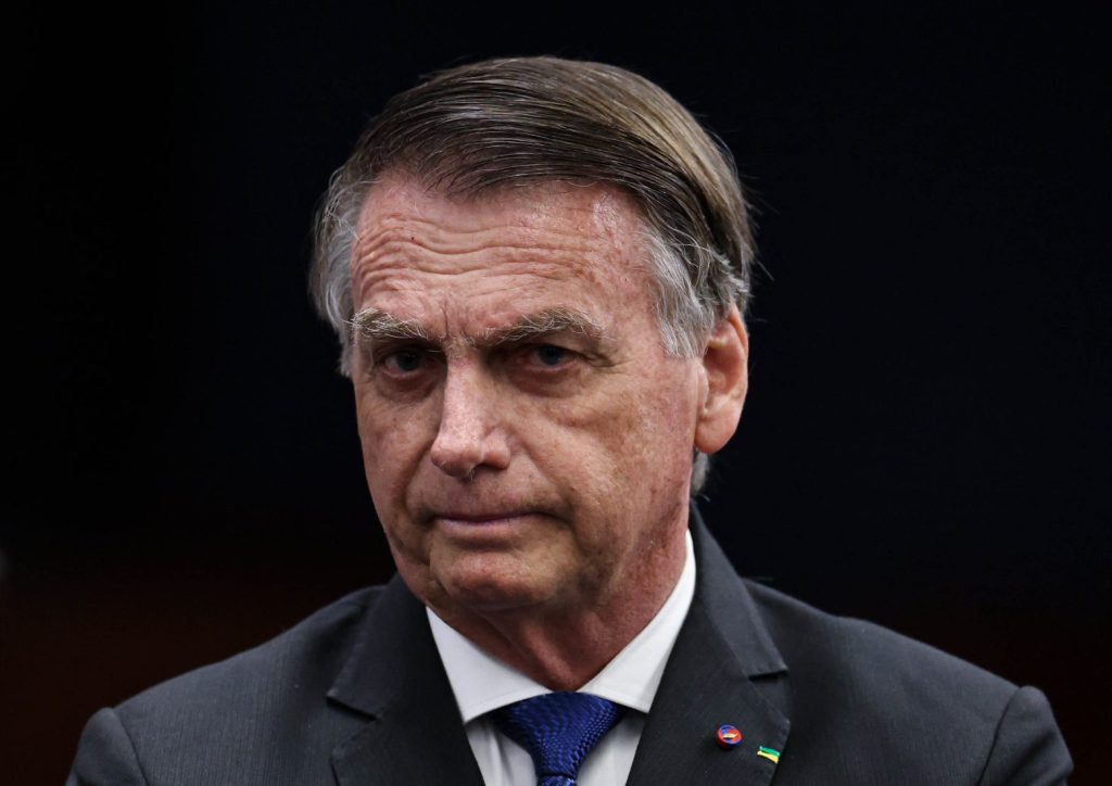 Alexandre de Moraes concede prisão domiciliar a Bolsonaro