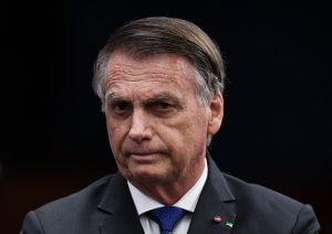 Bolsonaro é internado em Brasília com broncopneumonia