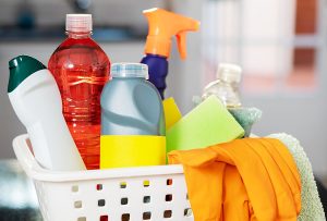 Cesta de produtos de limpeza e higiene custa R$ 80,08 em Santos