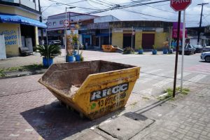 Mongaguá regulamenta uso de caçambas em vias públicas