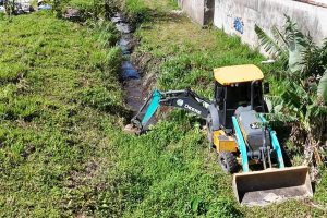 Limpeza urbana desobstrui córrego em Mongaguá