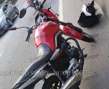 Motociclista fica ferido em colisão com caminhão
