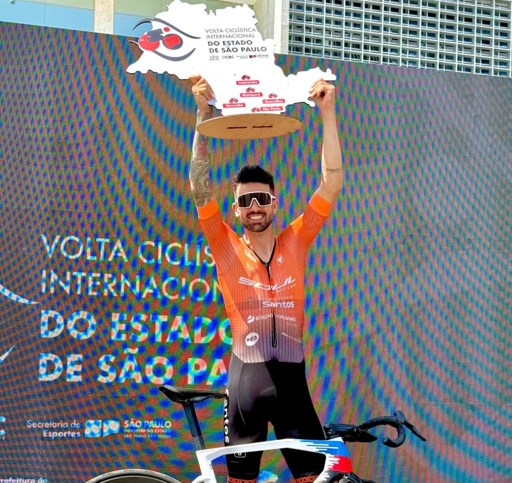 Lauro Chaman celebra terceiro lugar na Volta Ciclística de São Paulo