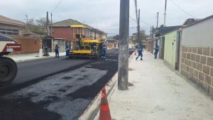 Renovação asfáltica avança no bairro do Estuário em Santos