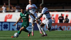 Em clássico com erros de arbitragem, Palmeiras supera o São Paulo