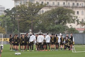 Santos treina sistema defensivo com diversas interrupções de Vojvoda