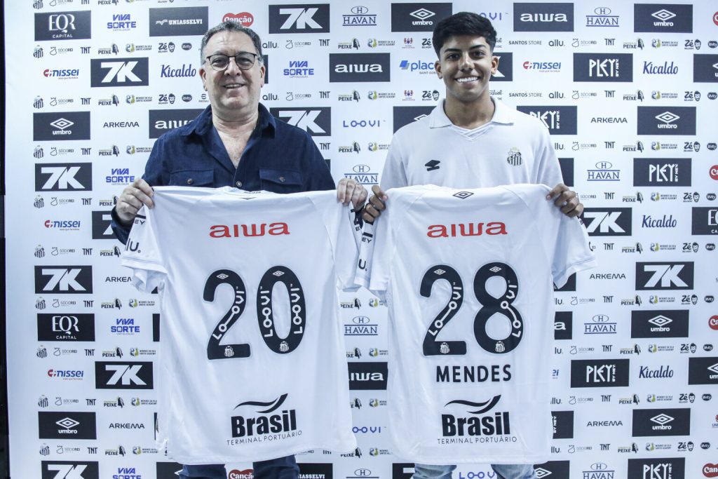 Mateus Mendes assina primeiro contrato profissional com o Santos