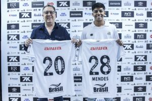 Mateus Mendes assina primeiro contrato profissional com o Santos