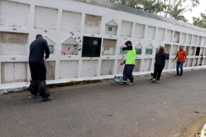 Cemitério de Praia Grande se prepara para Dia de Finados