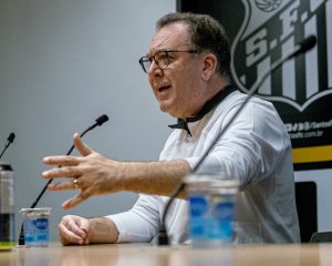 Venda de Souza ao Tottenham é comprometida para evitar transferban do Santos