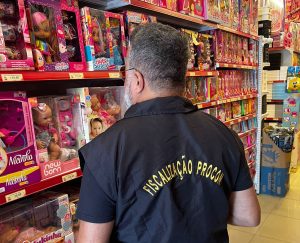 Procon Guarujá fiscaliza lojas para o Dia das Crianças