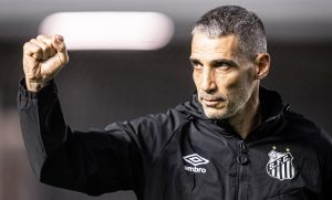 Técnico do Santos fala sobre aprimoramento durante a Data Fifa e afasta o time do Z4