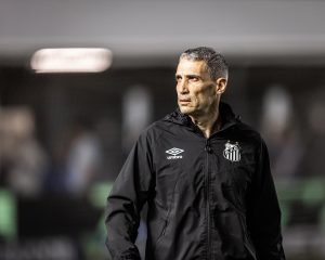 Vojvoda lamenta tropeço na Vila e cobra efetividade do Santos: ‘Temos que conseguir ganhar’