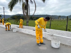 Zeladoria e tapa-buraco avançam em Guarujá