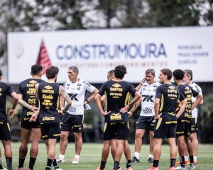 Vojvoda realiza testes para impor o jogo contra o Corinthians