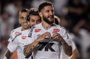 Zé Rafael elogia desempenho do Santos na vitória sobre o Corinthians: ‘Atuação de alto nível’
