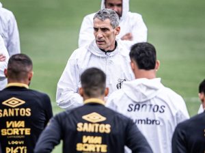 Com vaga de volante em aberto, o Santos se prepara para receber o Vitória
