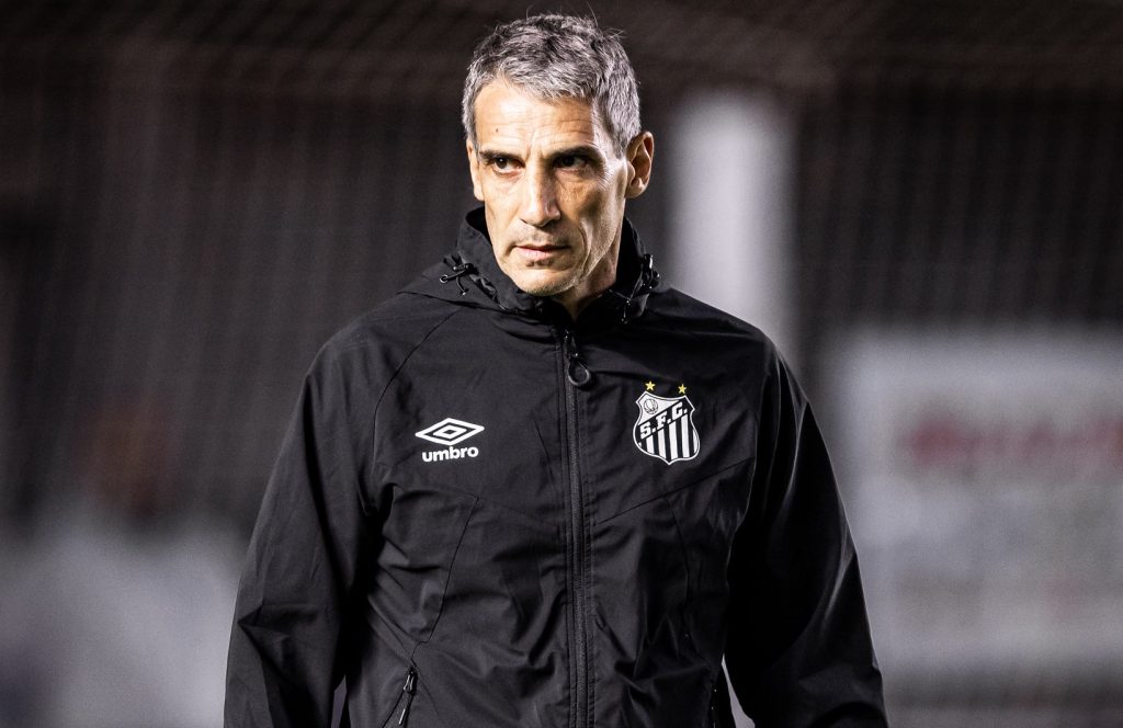 Vojvoda aceita cobranças, pede para torcida ‘acreditar’, mas sequência do Santos é complicada