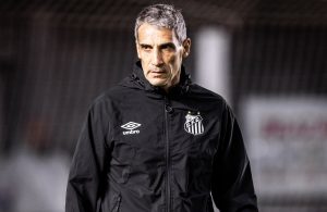 Vojvoda aceita cobranças, pede para torcida ‘acreditar’, mas sequência do Santos é complicada