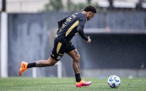 Neymar volta a treinar com bola e aumenta a expectativa de retorno aos gramados