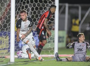 Corinthians é valente com um a menos, marca no fim e derrota o Vitória em Salvador