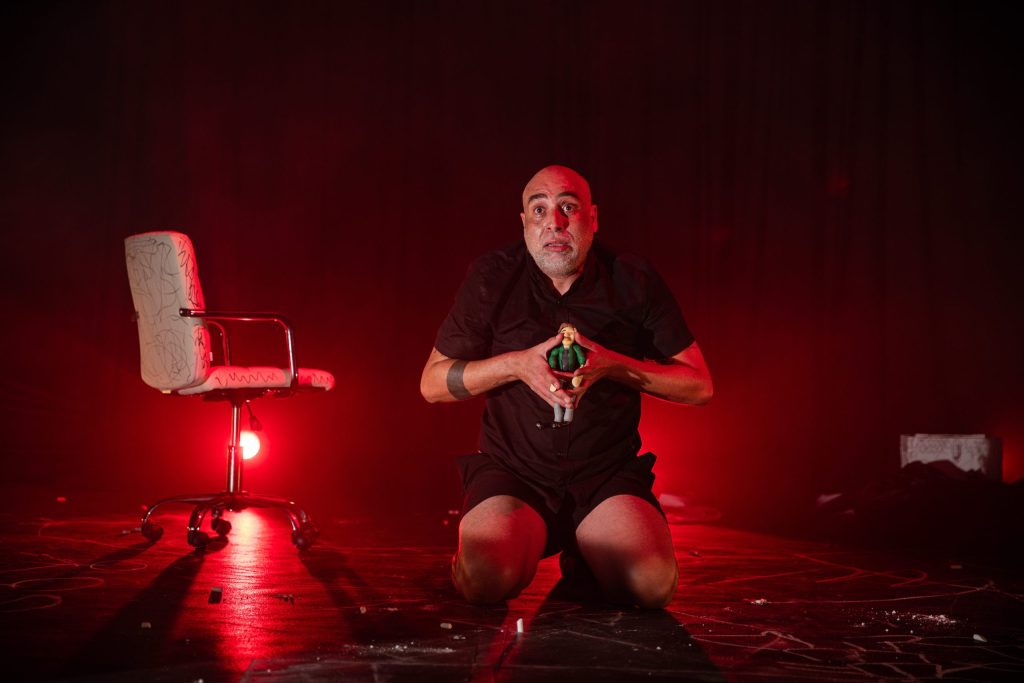 ‘O Filho da Geni’, com Luiz Fernando Almeida, é espetáculo necessário