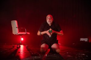 ‘O Filho da Geni’, com Luiz Fernando Almeida, é espetáculo necessário