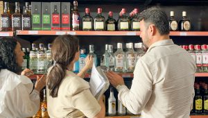 Prefeituras fazem operação contra comércio de bebidas falsificadas