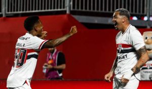 Luciano faz 100º gol, dá assistência de letra e comanda vitória para aliviar crise do São Paulo