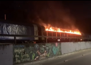 Terceiro vagão de trem com celulose é incendiado na região