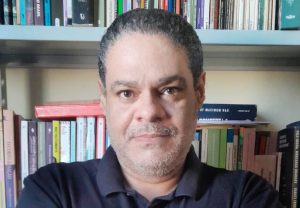 Escritor revisita as origens da psicologia social no Brasil em livro