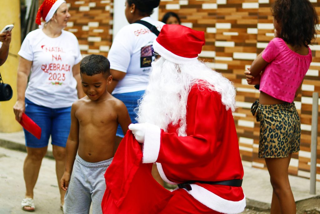 Projeto Natal na Quebrada busca voluntários para 2025 em Santos