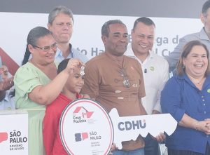 Governador entrega moradias e anuncia mais recursos para habitação na Baixada Santista