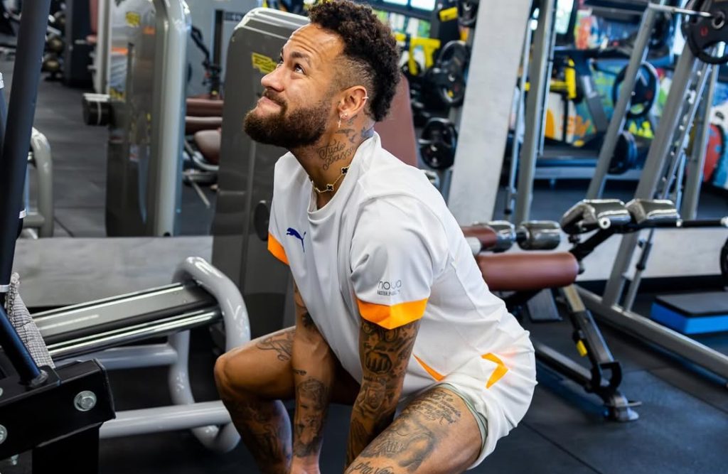 Neymar treina em academia da sua casa e não tem previsão de retorno aos gramados