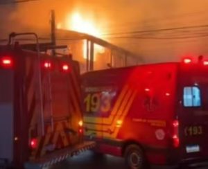 Incêndio destrói sobrado em Guarujá