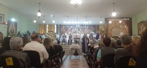 Fiéis lotam igreja e se emocionam no adeus ao padre Javier Arana