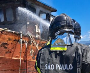 Embarcação em reforma pega fogo em marina do Guarujá