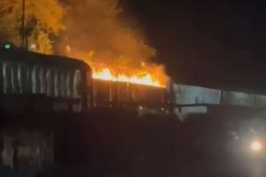 Vagão carregado com celulose pega fogo pelo 2º dia em Cubatão