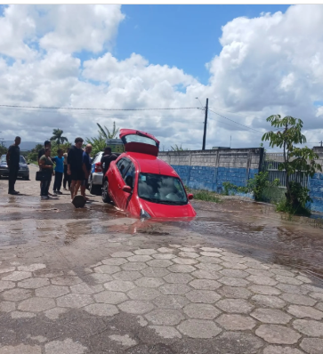 Cratera engole carro após rompimento de tubulação em Itanhaém