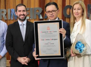 Diretor executivo da Record Litoral recebe homenagem em São Vicente