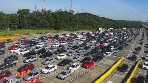Motoristas enfrentam congestionamento na Imigrantes rumo ao Litoral