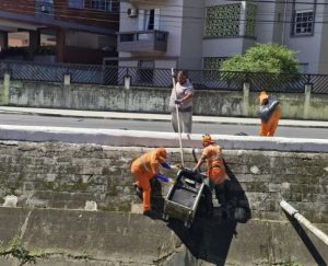 Limpeza no canal 1 de Santos remove até fogão