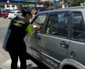 Campanha Faixa Viva já adesivou quase 2 mil veículos em Santos