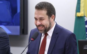 Guilherme Boulos vem a Santos nesta quinta-feira para lançar livro