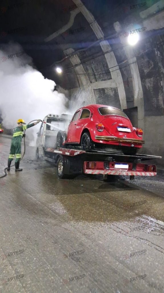 Guincho pega fogo dentro de túnel da Imigrantes em SV