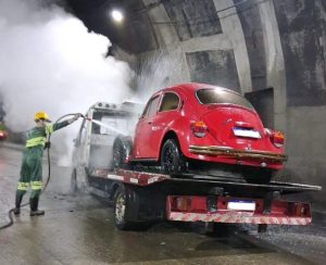 Guincho pega fogo dentro de túnel da Imigrantes em SV