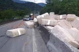 Carreta tomba e derruba algodão em Cubatão