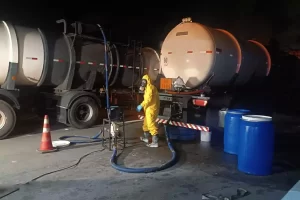 Vazamento de ácido clorídrico bloqueia rodovia em Peruíbe