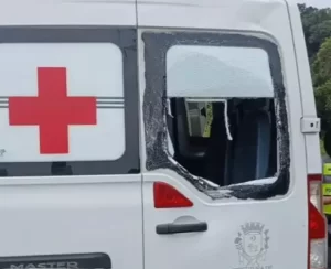 Moto atinge ambulância com pacientes em Itanhaém
