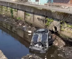 Jovem morre após carro cair em canal em PG